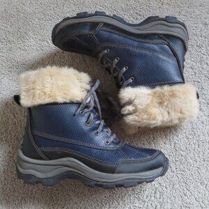 Clarks women Mazlyn Arctic Fur Boots Size 7 Navy Blue/Cream